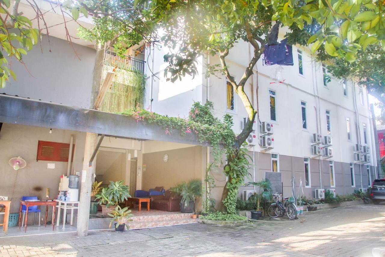 Urbanview Hotel Minongga Pondok Labu Jakarta Exteriör bild
