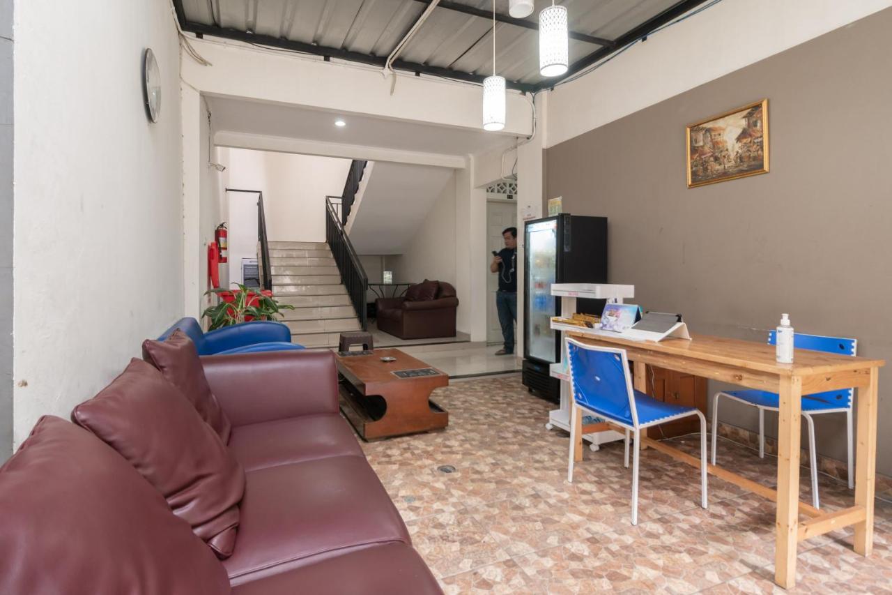 Urbanview Hotel Minongga Pondok Labu Jakarta Exteriör bild