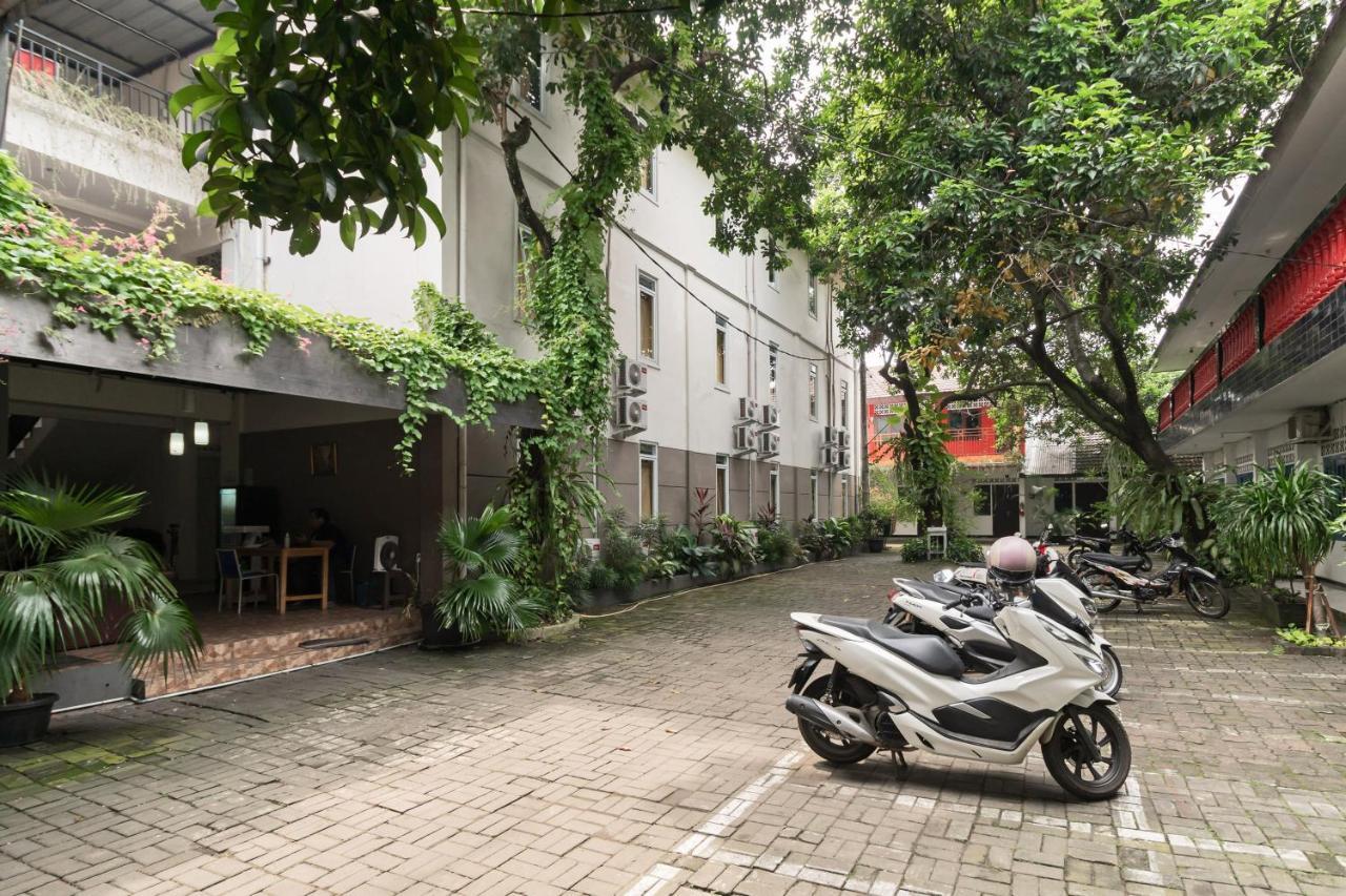 Urbanview Hotel Minongga Pondok Labu Jakarta Exteriör bild
