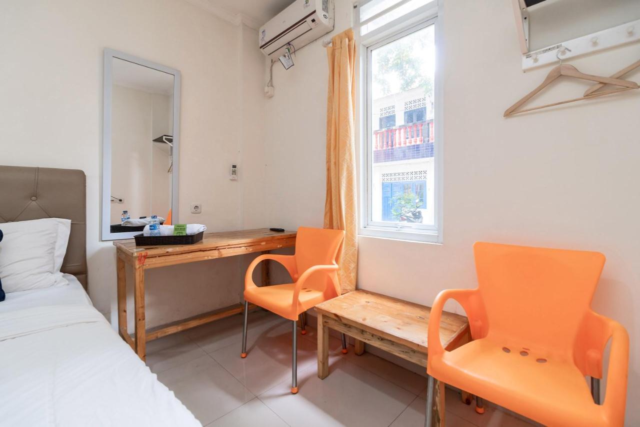 Urbanview Hotel Minongga Pondok Labu Jakarta Exteriör bild